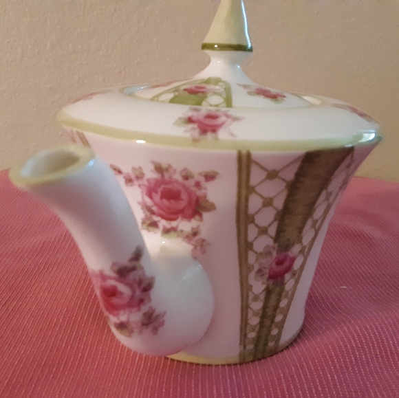 Vintage Tea Pot - Picture 2 of 7